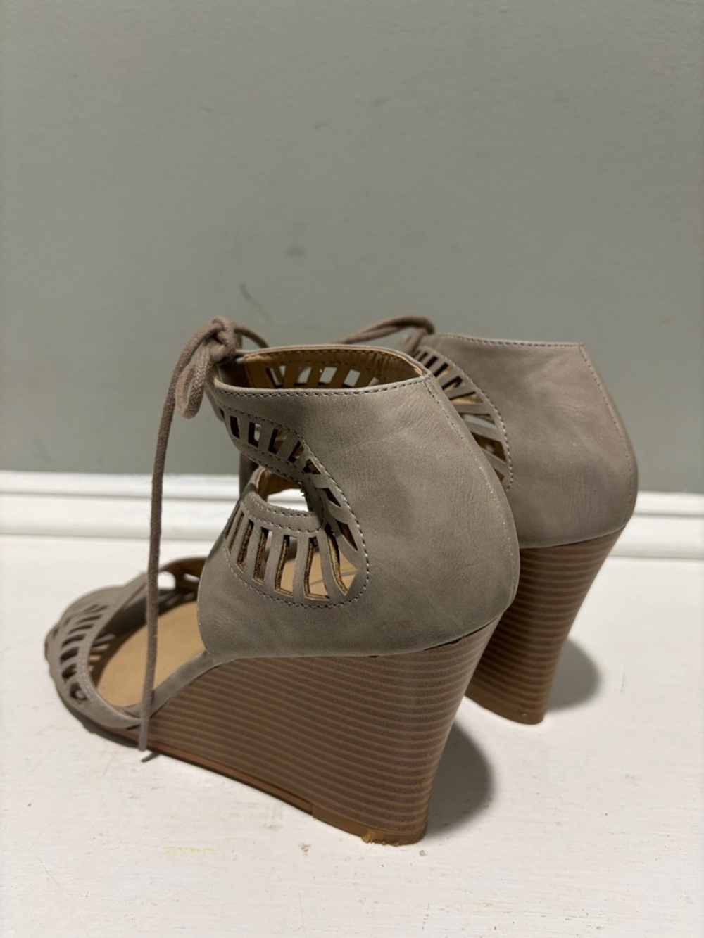 Chinese Laundry Women's Taupe Cutout Lace-Up Wedge Sandals-size 9 - Picture 5 of 7